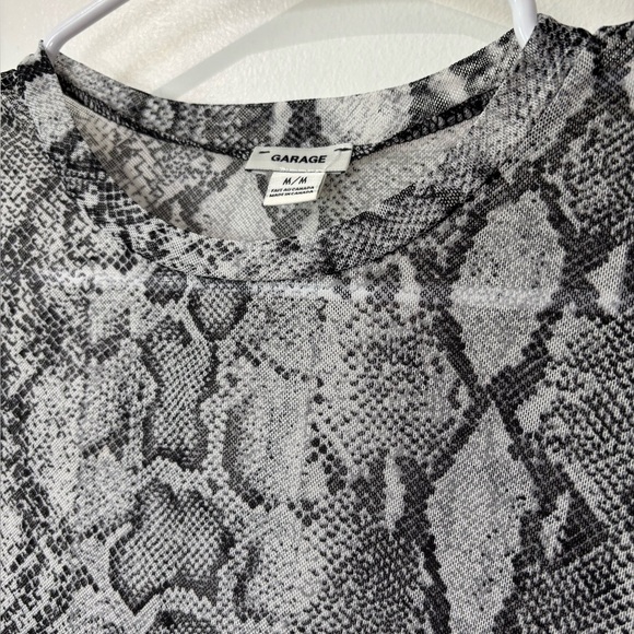 🎉4/30$🎉 Garage Snake Print Mesh Crop Top - Size Medium - Picture 2 of 5